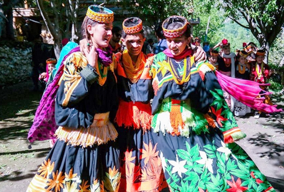 Phụ nữ bộ tộc Kalash trong trang phục truyền thống tại lễ hội Joshi