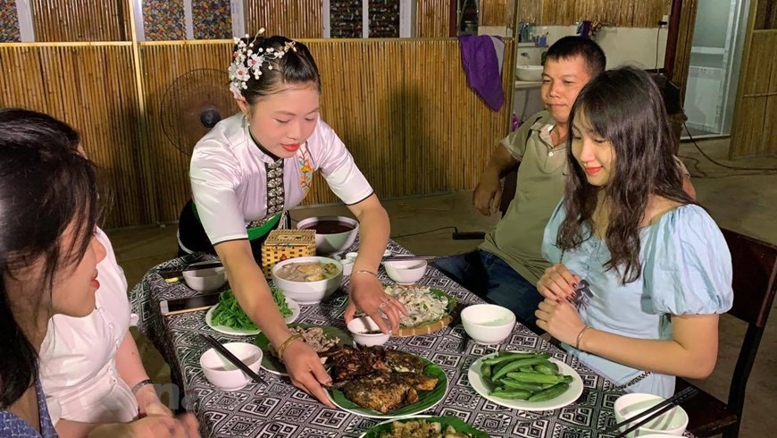 Những cô gái Thái ở vùng Tây Bắc bảo, Pa Pỉnh Tộp ngon nhất khi ăn kèm xôi nếp nương, chấm cùng chẩm chéo, uống với rượu ngô. (Ảnh: Xuân Mai/Vietnam+)