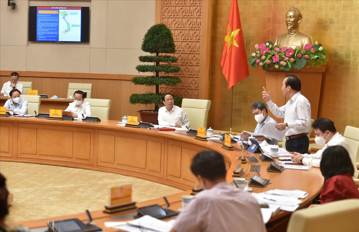 Phó Chủ tịch Ủy ban Trung ương MTTQ Việt Nam Ngô Sách Thực phát biểu góp ý đối với quy hoạch sử dụng đất. Ảnh VGP/Đức Tuân