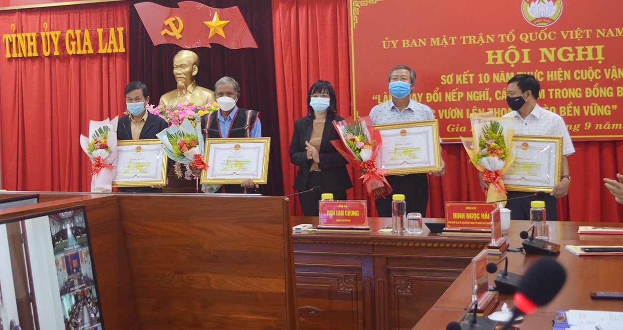 Phó Chủ tịch UBND tỉnh Nguyễn Thị Thanh Lịch trao Bằng khen của Chủ tịch UBND tỉnh cho các cá nhân, tập thể