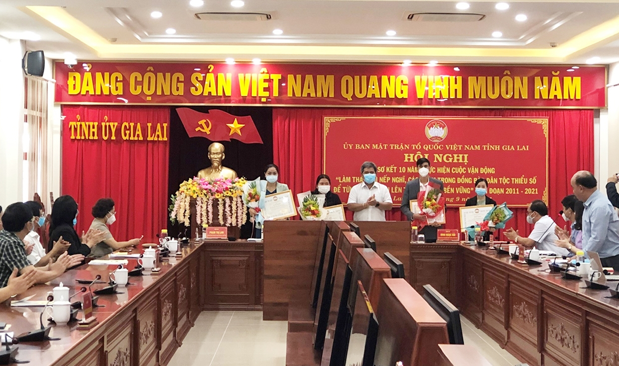 Chủ tịch Ủy ban MTTQ Việt Nam tỉnh Hồ Văn Điềm tặng Bằng khen cho các tập thể, cá nhân