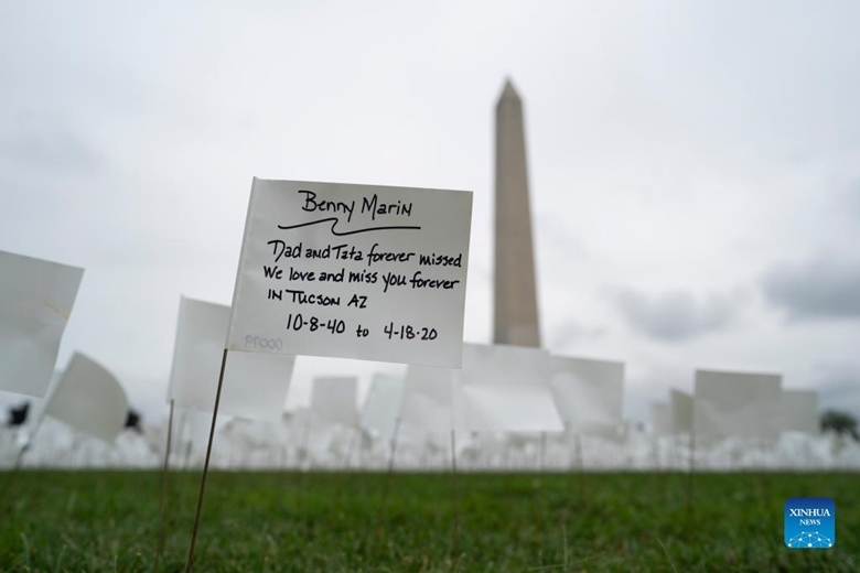 Những lá cờ trắng trên Quảng trường quốc gia ở Washington, D.C., Mỹ, ngày 17/9/2021. Hơn 660.000 lá cờ trắng đã được cắm tại đây để tưởng nhớ những người thiệt mạng vì COVID-19 ở Mỹ. (Ảnh: Xinhua)