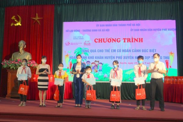 Lãnh đạo Sở LĐTB&XH TP. Hà Nội cùng lãnh đạo huyện Phú Xuyên và nhà tài trợ trao quà Trung thu cho 5 em thiếu nhi đại diện đến nhận quà