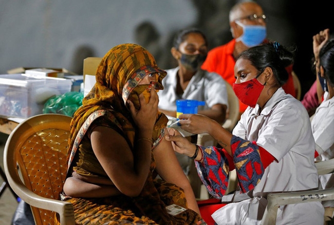 Tiêm vaccine COVID-19 tại một nơi ở dành cho người vô gia cư ở thành phố Ahmedabad, Ấn Độ hôm 10/8 - Ảnh: Reuters