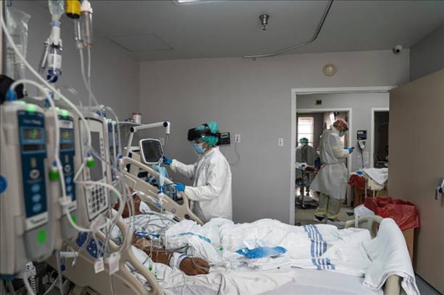 Nhân viên y tế điều trị cho bệnh nhân COVID-19 tại trung tâm y tế ở Houston, Texas (Mỹ). Ảnh: Getty Images/TTXVN