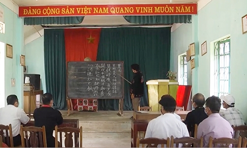 Một lớp dạy chữ Nôm Dao ở Minh An