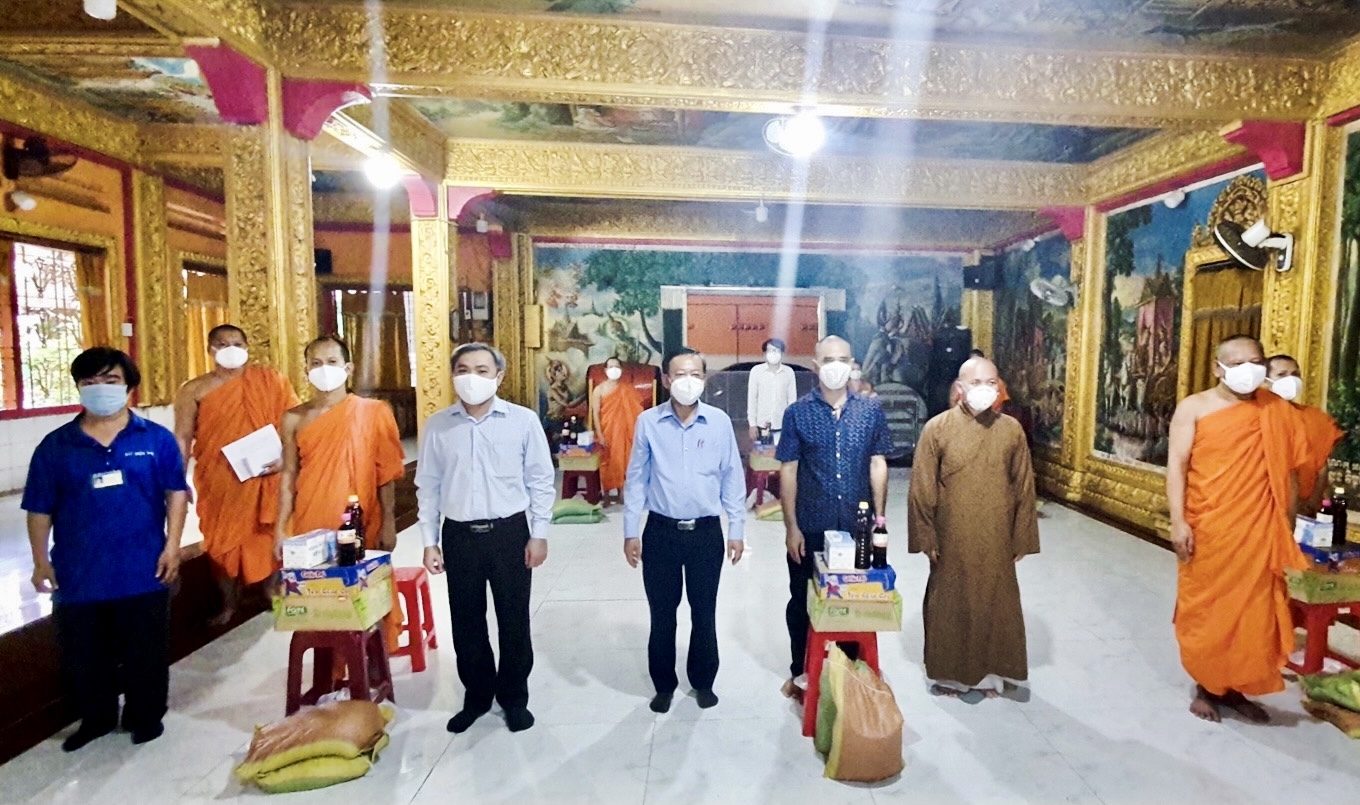 Ông Huỳnh Văn Hồng Ngọc (thứ tư, từ trái qua) cùng Lãnh đạo Ban Dân vận Thành ủy TP. Hồ Chí Minh thăm, tặng quà tại chùa Chantarangsay, quận 3