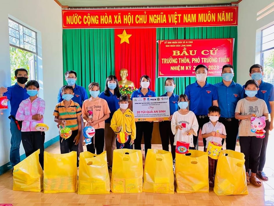 Các thành viên của Chương trình "San sẻ yêu thương - Gia Lai chung tay đánh bay COVID-19" trao quà Trung thu cho trẻ em khó khăn huyện Ia Grai (Gia Lai)