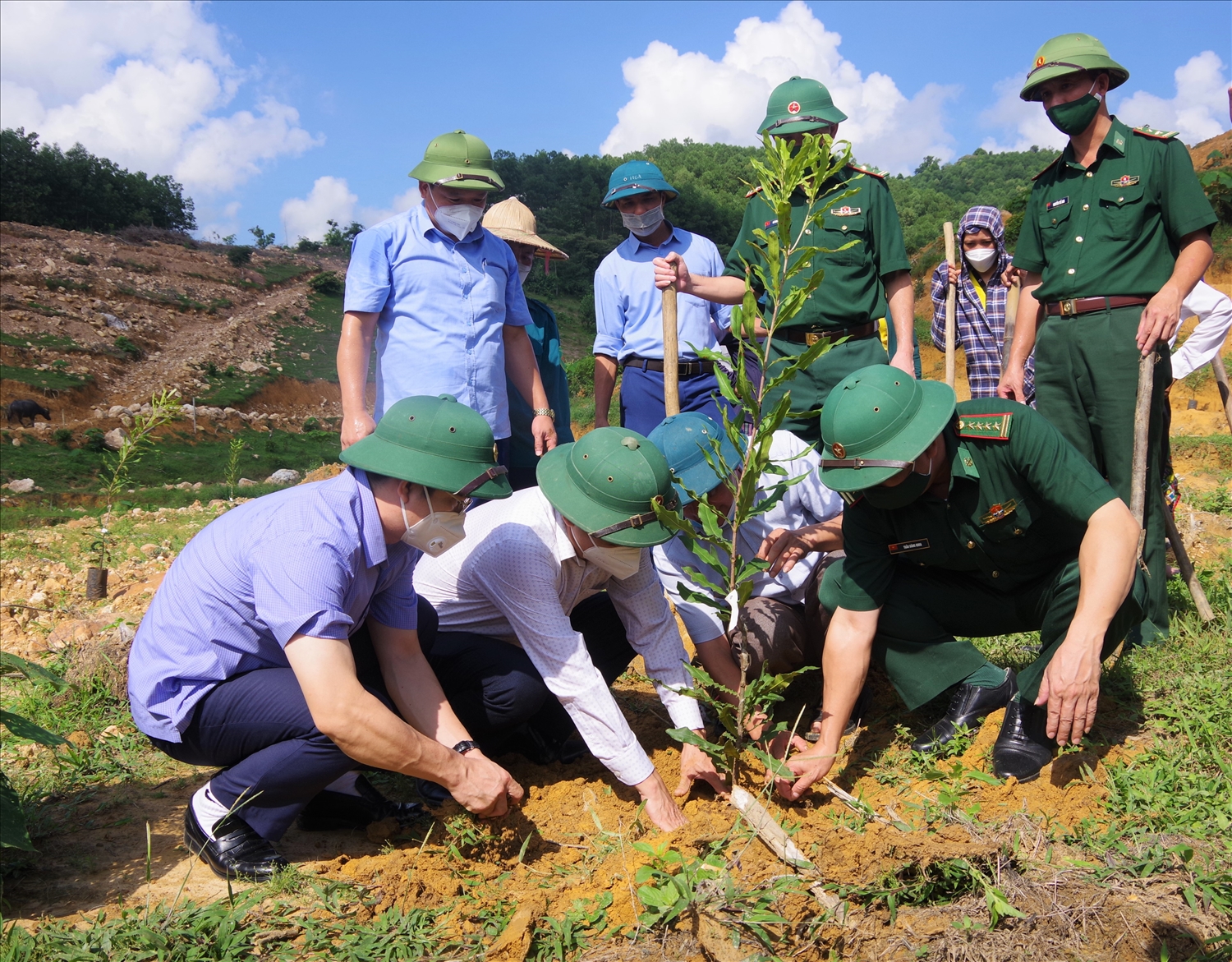 Các đồng chí lãnh đạo Bộ Chỉ huy Bộ đội Biên phòng tỉnh, Hội Nông dân tỉnh cùng lãnh đạo huyện Thanh Chương tham gia trồng cây mắc ca.