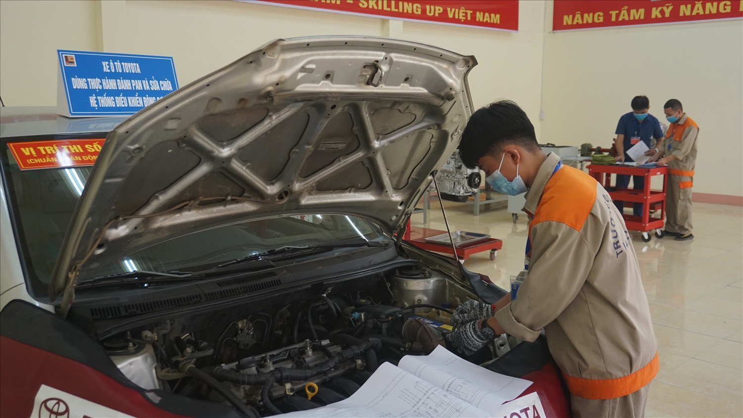Học sinh, sinh viên trường Cao đẳng Lào Cai thi kỹ năng nghề ô tô