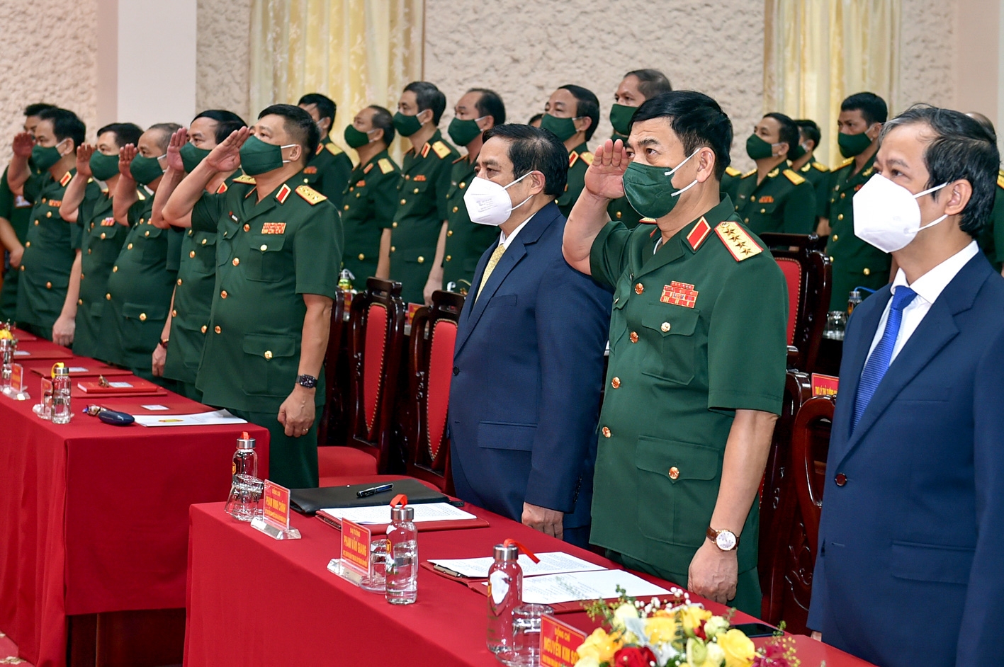 Thủ tướng Chính phủ Phạm Minh Chính và các đại biểu thực hiện nghi lễ chào cờ - Ảnh: VGP/Nhật Bắc