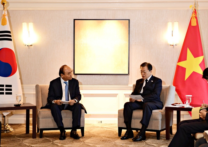Chủ tịch nước Nguyễn Xuân Phúc gặp Tổng thống Hàn Quốc Moon Jae-In
