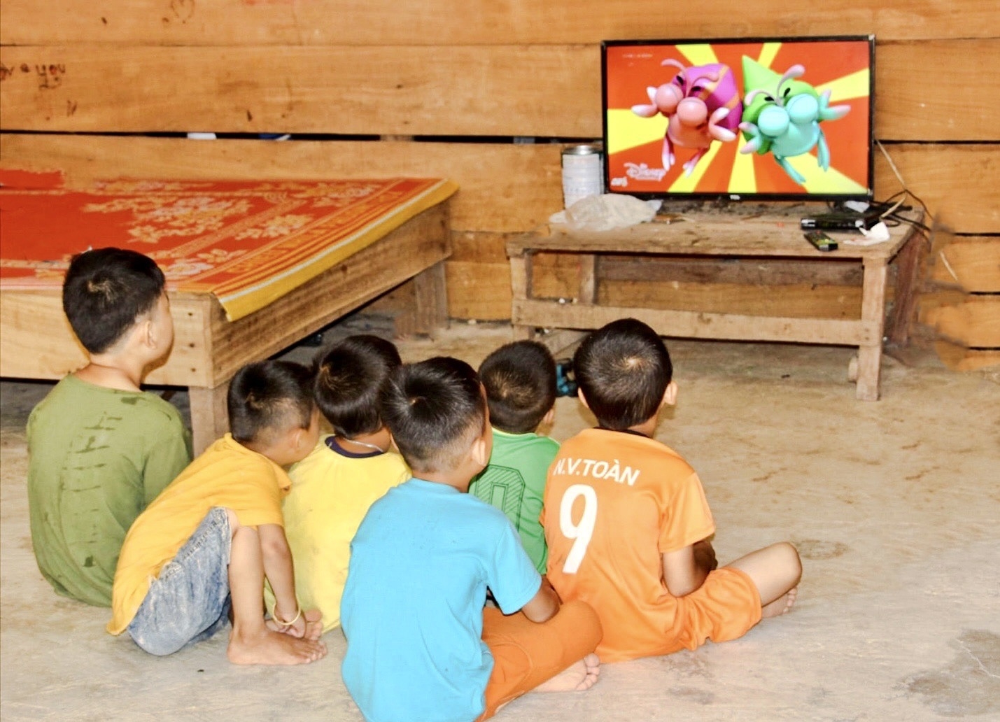Trẻ em ở làng Dao háo hức đón xem các chương trình hoạt hình trên ti vi