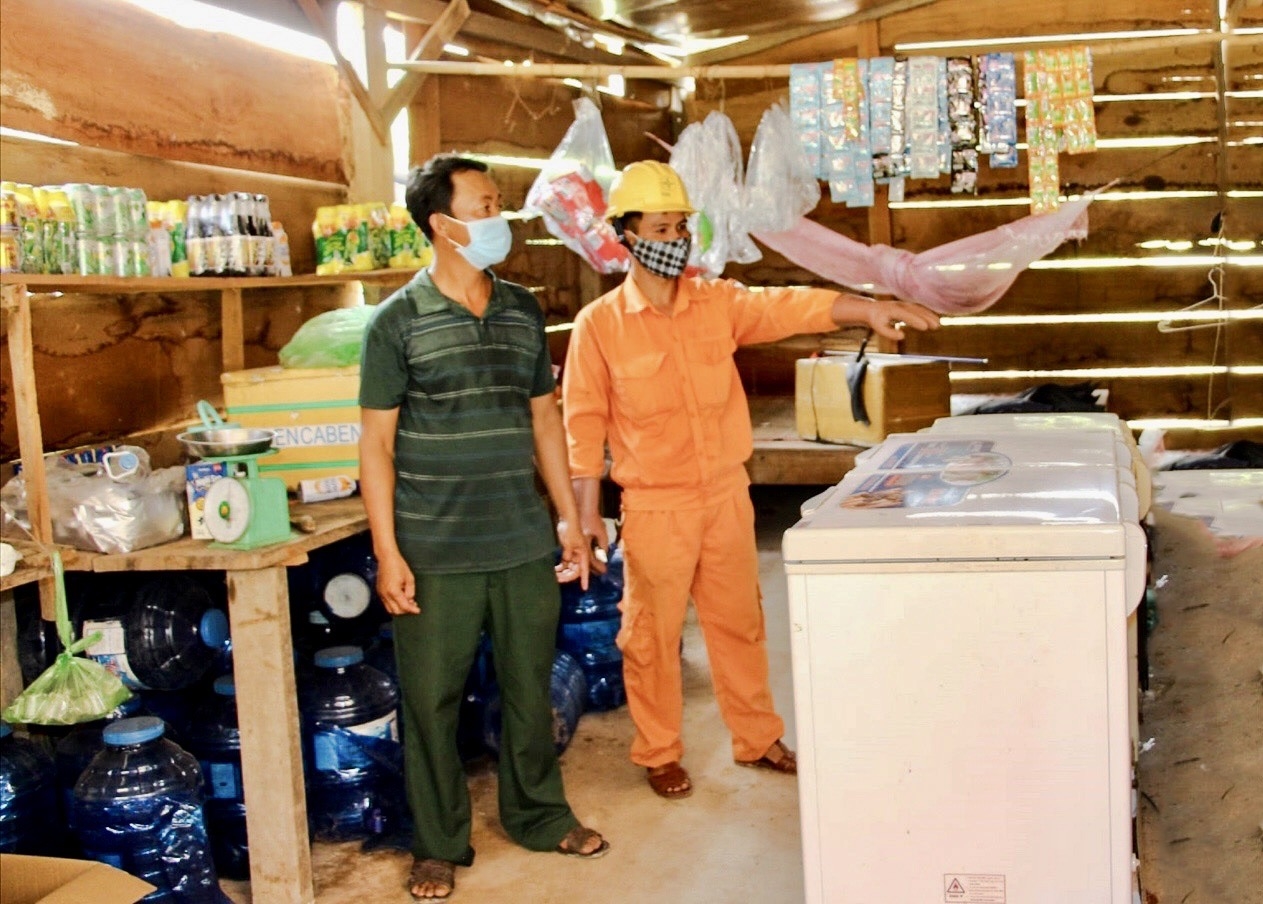 Có điện về, nhiều người dân ở làng Dao đã đầu tư mua tủ lạnh, tủ đông để sử dụng