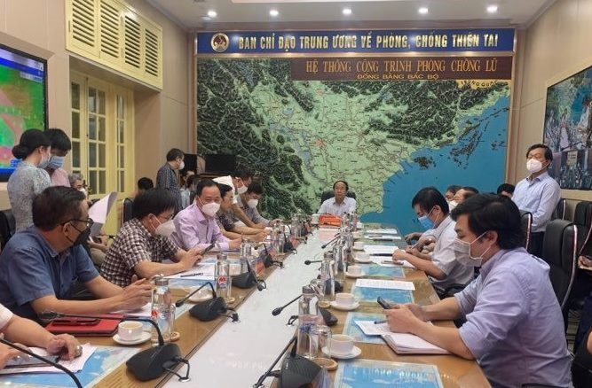 Phó Thủ tướng Lê Văn Thành, Trưởng ban chỉ đạo quốc gia ứng phó sự cố thiên tai chủ trì họp khẩn ứng phó bão số 6. Ảnh VGP