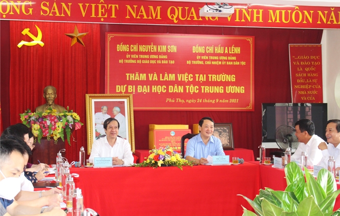 Bộ trưởng, Chủ nhiệm Ủy ban Dân tộc Hầu A Lềnh và Bộ trưởng Bộ Giáo dục và Đào tạo Nguyễn Kim Sơn tại buổi làm việc với Trường Dự bị Đại học Dân tộc Trung ương