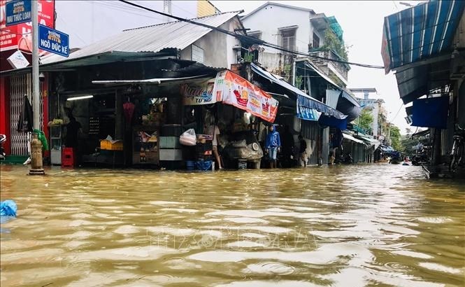  Nhiều tuyến đường tại thành phố Huế bị ngập từ 0,3 - 1m. Ảnh: TTXVN 