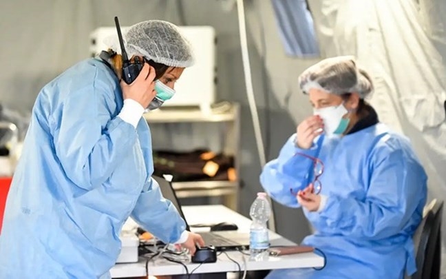Nhân viên y tế Italy đối đầu với dịch Covid-19. Ảnh: AP