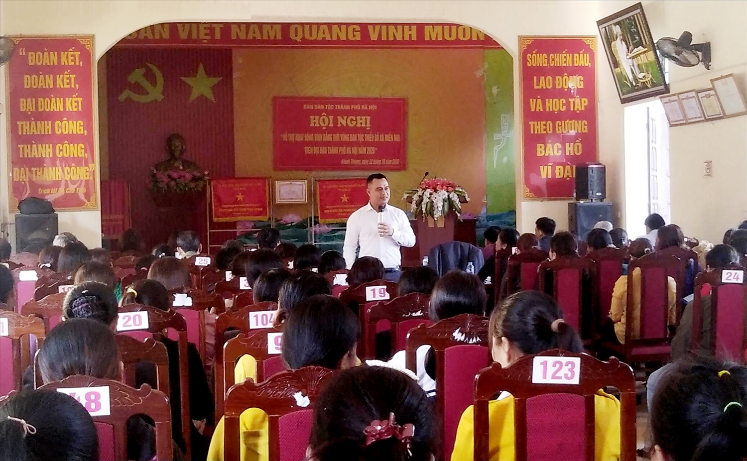 Giảng viên Học viện Phụ nữ Việt Nam tuyên truyền, phổ biến pháp luật tại xã Khánh Thượng. (Ảnh tư liệu, chụp trước ngày 27/4/2021)