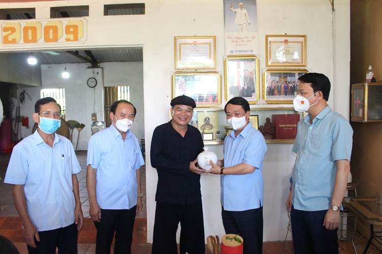 Bộ trưởng, Chủ nhiệm Hầu A Lềnh thân mật tặng quà lưu niệm của UBDT cho ông Lê Quang Nghìn và gia đình