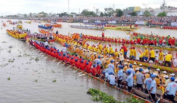 Lễ hội Oóc Om Bok - Đua ghe Ngo là một lễ hội truyền thống của đồng bào dân tộc Khmer. Ảnh: T.L