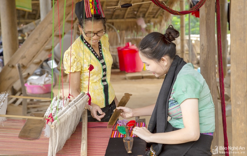 Đồng thời, khi đến bản Thái, du khách có dịp khám phá, trải nghiệm quy trình dệt thổ cẩm và mua chiếc khăn piêu hay túi xách, ví, áo làm quà lưu niệm. Ảnh: Nguyễn Đạo