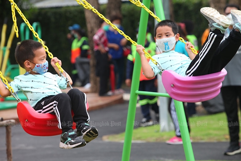 Trẻ em đeo khẩu trang để phòng ngừa dịch bệnh khi vui chơi trong một công viên mới ở Bangkok, Thái Lan (Ảnh: Bangkok Post)