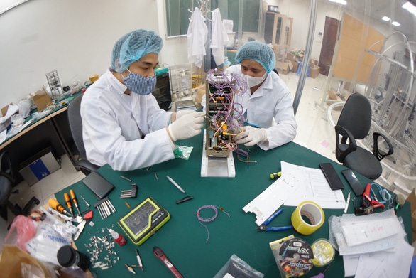 Các nhà khoa học của Trung tâm vũ trụ Việt Nam chế tạo vệ tinh NanoDragon.