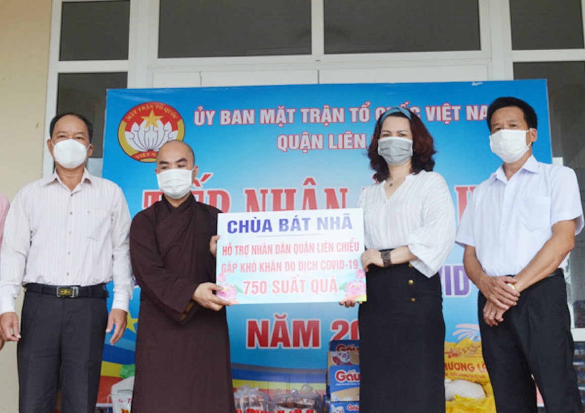 Chùa Bát Nhã cùng Ủy ban MTTQ Việt Nam TP Đà Nẵng trao 2.000 phần quà cho bà con khó khăn do ảnh hưởng dịch bệnh Covid-19 tại các quận