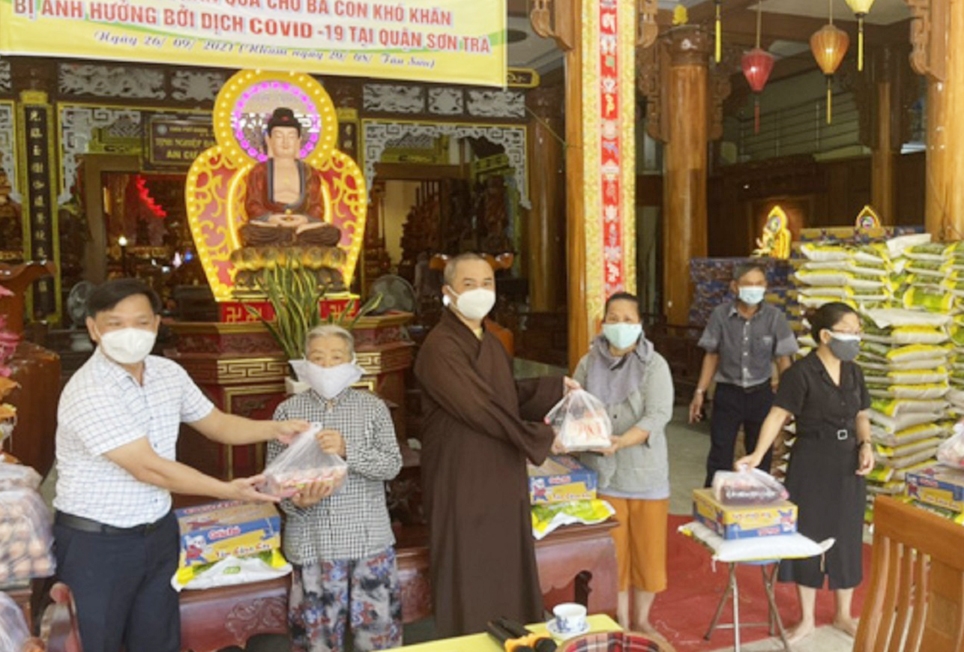 Chùa Phổ Quang trao tặng 800 phần quà đến bà con khó khăn bị ảnh hưởng bởi dịch Covid- 19 tại quận Sơn Trà