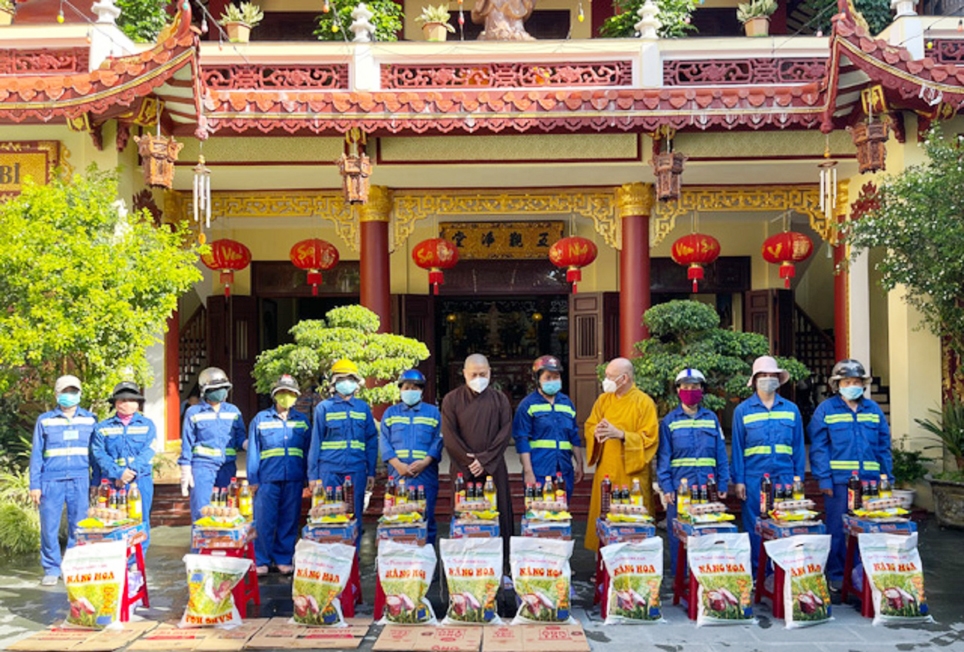 Ban trị sự Phật giáo quận Sơn Trà - Trụ trì chùa Pháp Hội trao đến công nhân vệ sinh môi trường, bà con khó khăn hàng trăm suất quà
