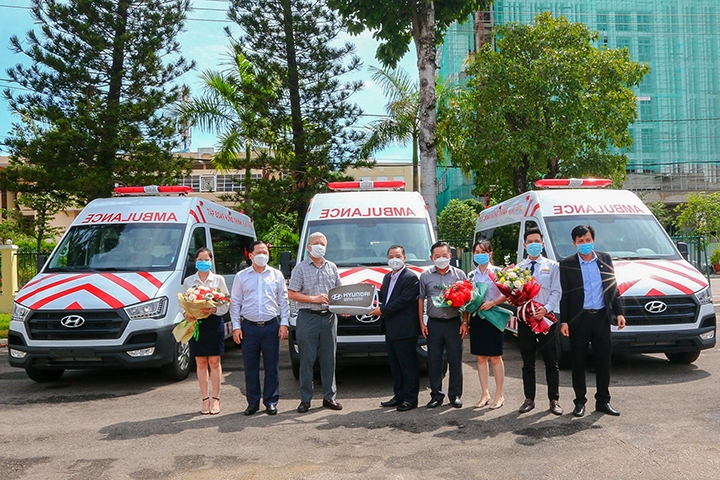 Ông Lê Hồng Việt, Phó Chủ tịch Tập đoàn Hưng Thịnh (thứ 5 từ phải sang) trao tặng xe cứu thương cho ông Lê Quang Hùng - Giám đốc Sở Y tế tỉnh Bình Định (thứ 3 từ trái sang) 