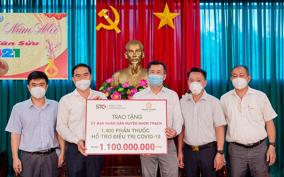 Đại diện Sông Tiên Corporation và Tập đoàn Hưng Thịnh trao tặng 1.400 phần thuốc hỗ trợ điều trị Covid-19 cho đại diện huyện Nhơn Trạch, tỉnh Đồng Nai
