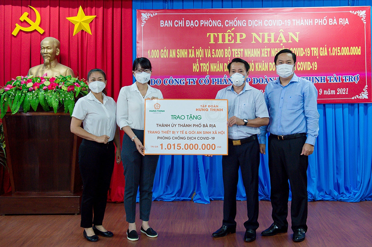 Đại diện Tập đoàn Hưng Thịnh trao tặng trang thiết bị y tế và gói an sinh hơn 1 tỷ đồng cho Thành ủy TP. Bà Rịa, tỉnh Bà Rịa - Vũng Tàu