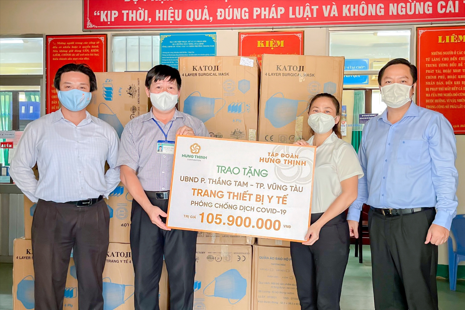 Đại diện Tập đoàn Hưng Thịnh trao tặng gói trang thiết bị y tế cho UBND phường Thắng Tam, TP. Vũng Tàu