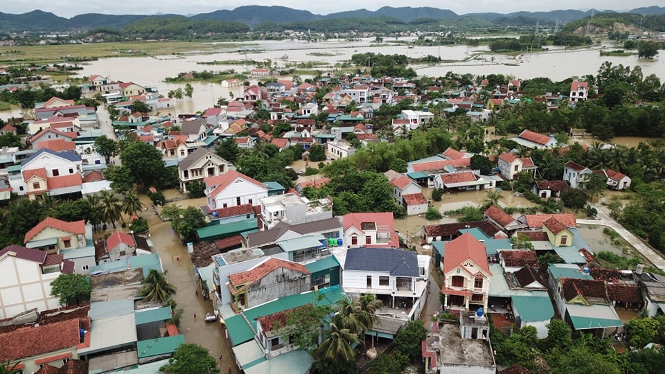 Mặc dù nước đã rút dần, nhưng đến sáng 28/9, toàn huyện Quỳnh Lưu vẫn còn hơn 1.000 hộ dân bị ngập trong nước