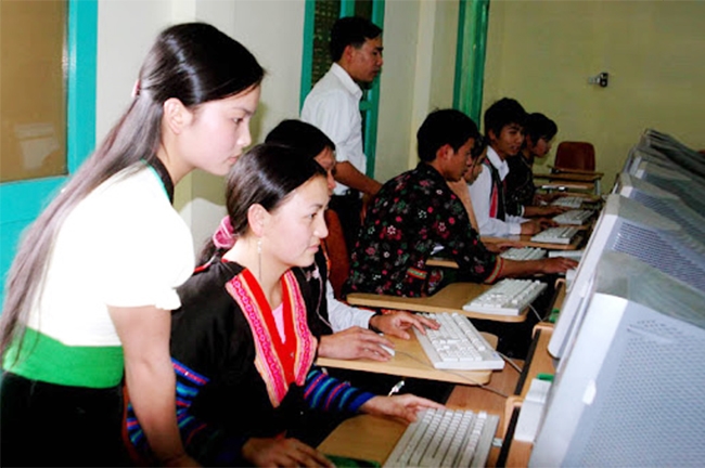 Sinh viên thuộc hộ nghèo, cận nghèo trên địa bàn tỉnh Bình Phước được hỗ trợ tiền sinh hoạt hàng tháng, làm luận văn, báo cáo tốt nghiệp. (Ảnh tư liệu, chụp trước ngày 27/9/2021)