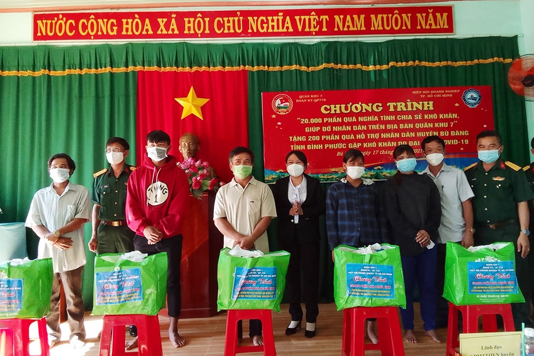 Đoàn Kinh tế - Quốc phòng 778 – Quân khu 7 phối hợp UBMTTQVN huyện Bù Đăng trao tặng quà cho 200 hộ đồng bào DTTS gặp khó khăn trên địa bàn huyện
