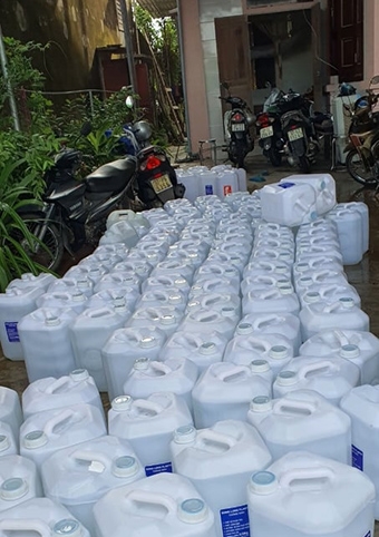 UBND xã Quỳnh Hồng huy động tối đa can, dụng cụ đựng nước để vận chuyện đến phục vụ người dân vùng ngập lụt