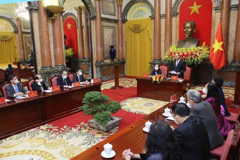 Tại Phủ Chủ tịch, Chủ tịch nước Nguyễn Xuân Phúc gặp mặt thân mật Đoàn đại biểu Trung ương Hội Người cao tuổi Việt Nam. (Ảnh: TTXVN)