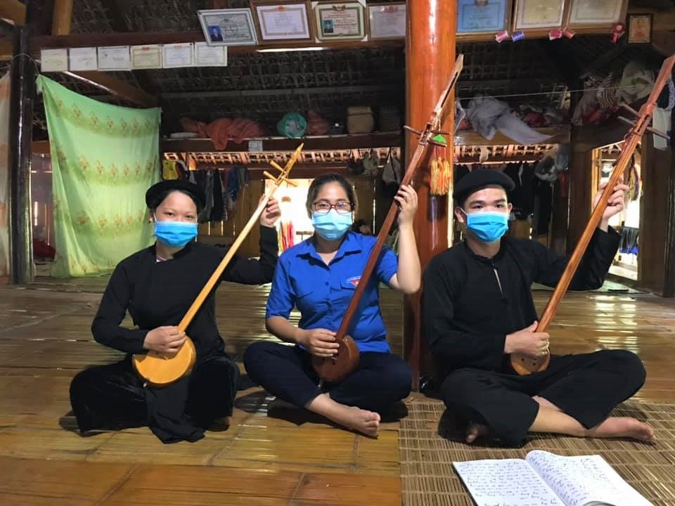 Thế hệ trẻ ở Bảo Yên học hát then đàn tính