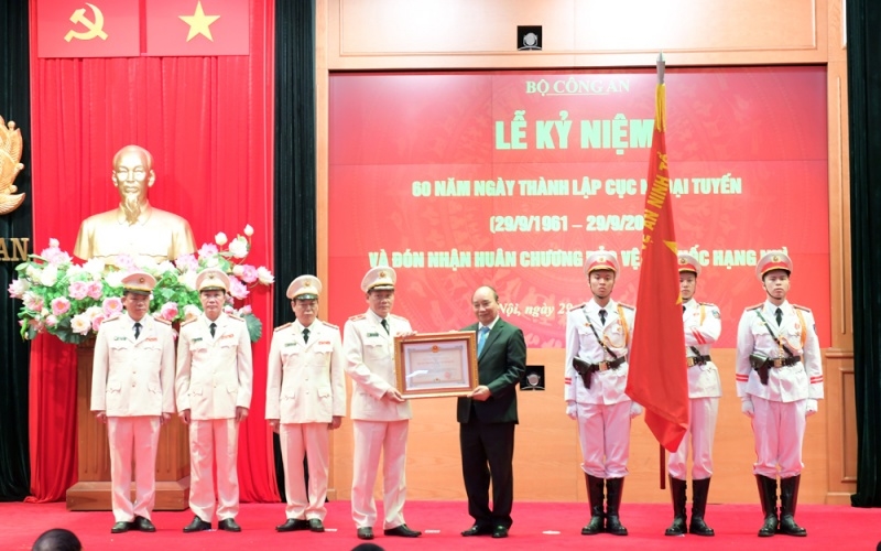 Chủ tịch nước Nguyễn Xuân Phúc trao Huân chương Bảo vệ Tổ quốc hạng Nhì tặng Cục Ngoại tuyến (Bộ Công an). 