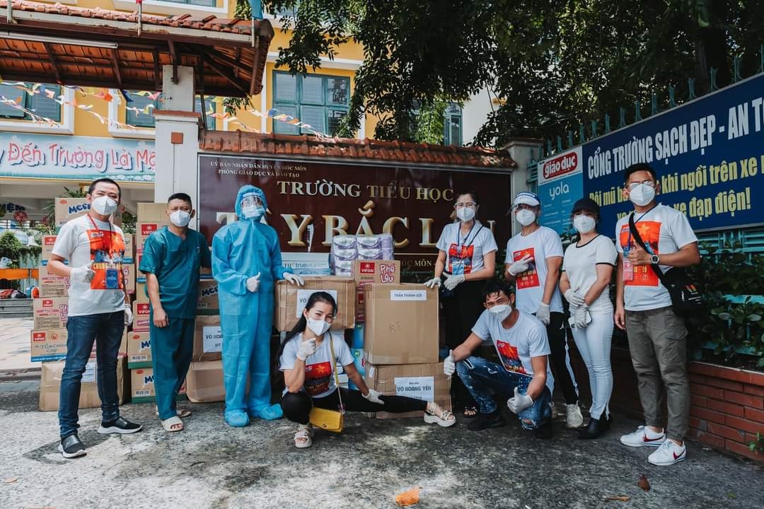 MC Quỳnh Hoa và đội hình tình nguyện viên nghệ sĩ tặng quà cho y bác sĩ tại khu cách ly