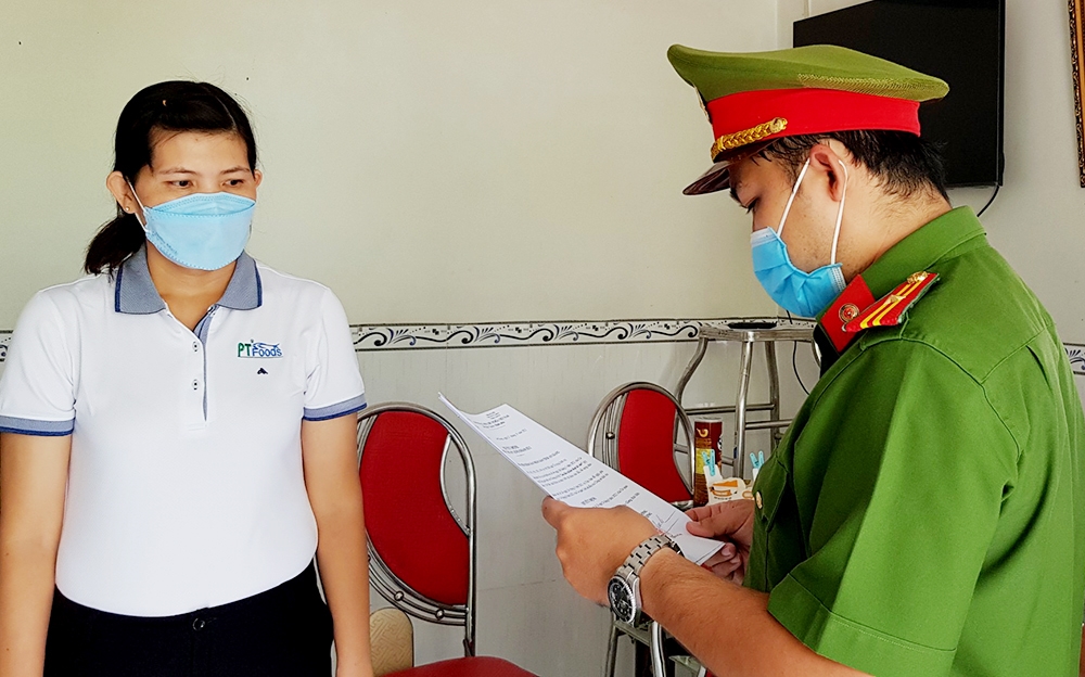 Lực lượng Công an thi hành Quyết định khởi tố bị can, lệnh bắt tạm giam và khám xét nơi ở của Huỳnh Thị Thơ Đào