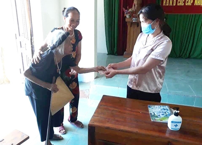 Cụ bà 100 tuổi Trần Thị Nhung, trú ở xóm 6, xã Quỳnh Lâm, huyện Quỳnh Lưu (Nghệ An) chống gậy đến UBND xã ủng hộ 50.000 đồng