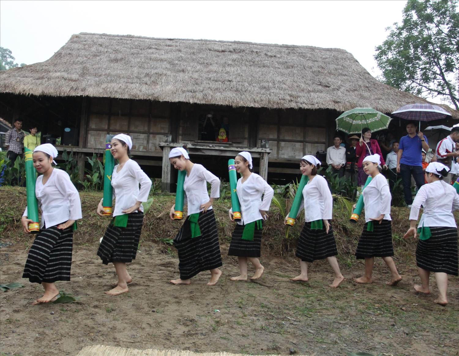 Các cô gái dân tộc Thổ biểu diễn dân vũ trong Lễ hội Bốc mó tại Làng Văn hóa Du lịch các dân tộc Việt Nam