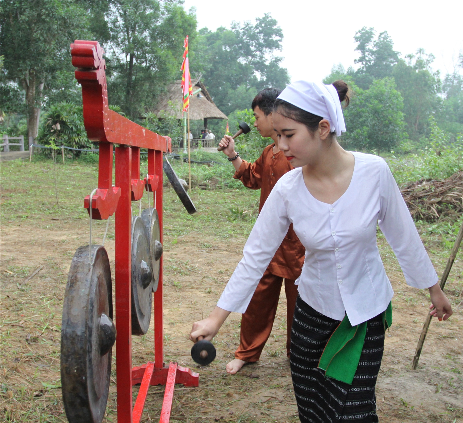 Phụ nữ Thổ sử dụng thắt lưng xanh giống phụ nữ dân tộc Thái trong vùng