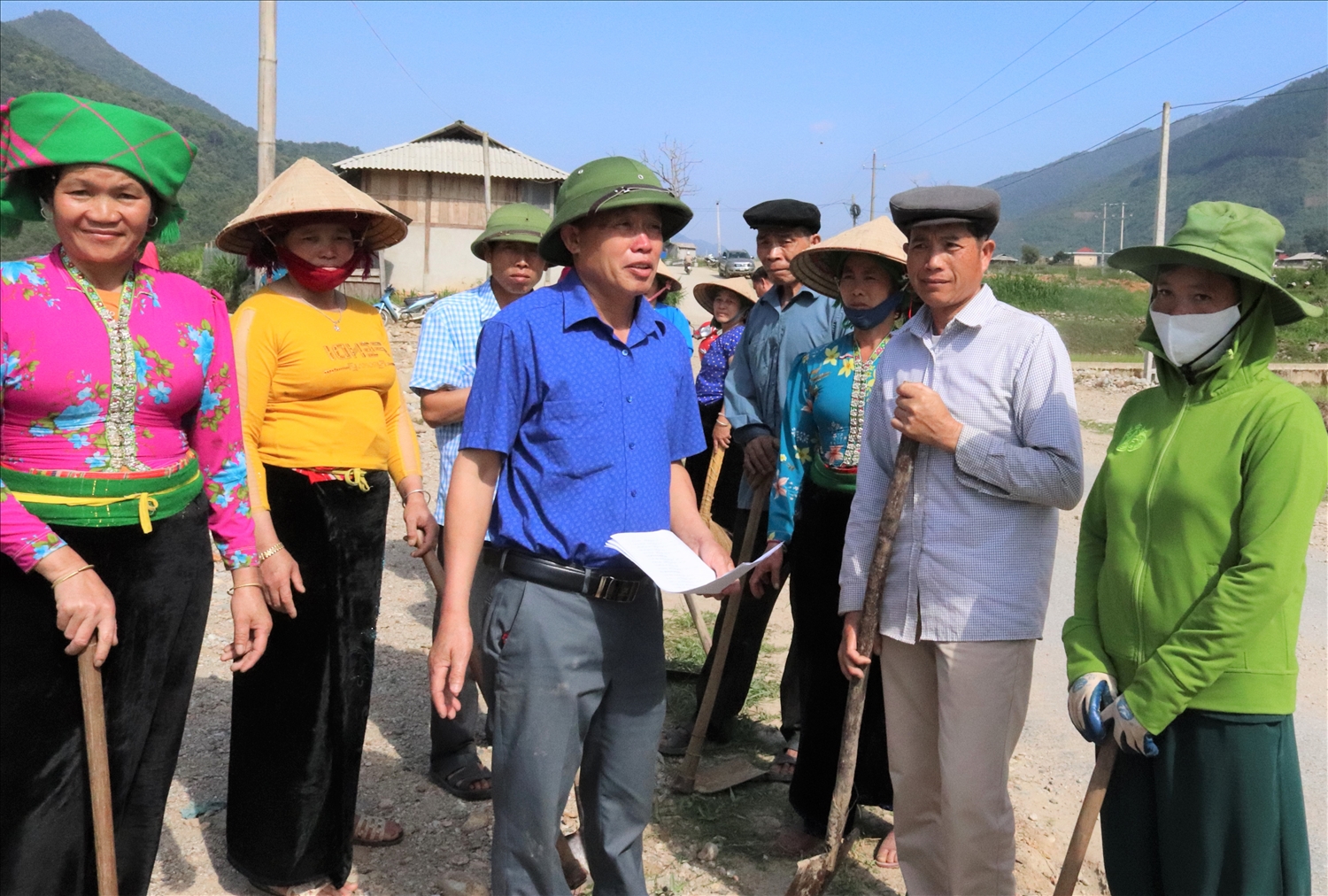 Ông Lò Văn Pháng (đứng giữa áo xanh) vận động người dân làm đường giao thông nông thôn.
