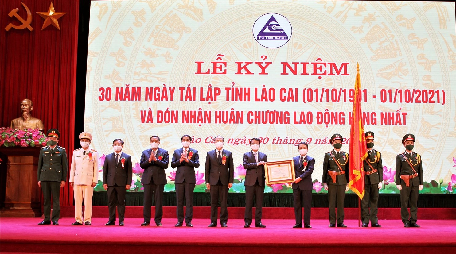 Thừa ủy quyền của Chủ tịch nước, Bộ trưởng, Chủ nhiệm UBDT Hầu A Lềnh trao Huân chương Lao động hạng Nhất cho Đảng bộ, chính quyền và Nhân dân các dân tộc tỉnh Lào Cai