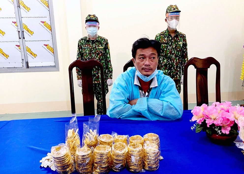 Đối tượng Nguyễn Văn Nghiệp và tang vật bị bắt giữ tại Đồn Biên phòng